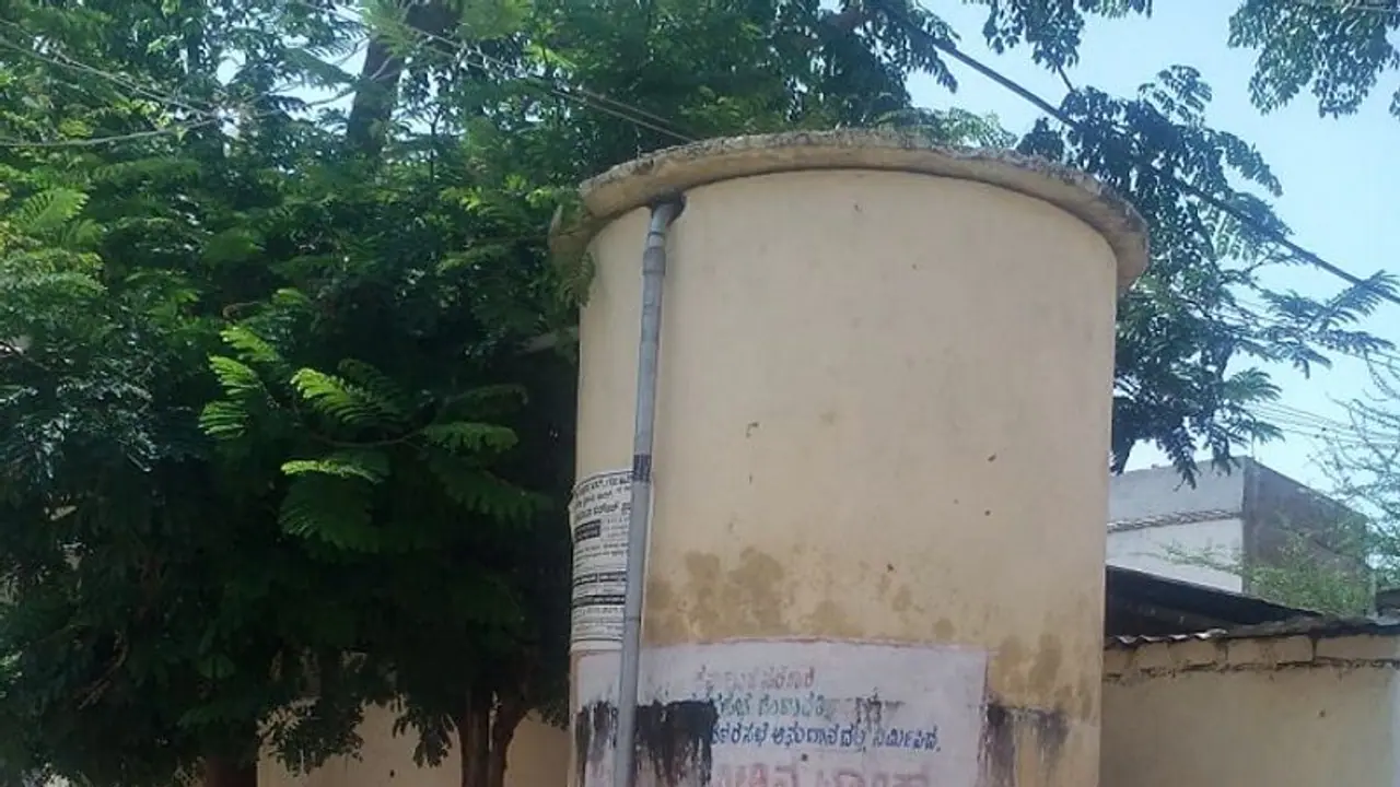 ಗಂಗಾವತಿ: ಹಳೆ ಟ್ಯಾಂಕ್ಗೆ ಬಣ್ಣ ಬಳಿದು ಲಕ್ಷಾಂತರ ರೂ. ಗುಳುಂ, ಗುತ್ತಿಗೆದಾರ ನಾಪತ್ತೆ..! ಗಂಗಾವತಿ: ಹಳೆ ಟ್ಯಾಂಕ್ಗೆ ಬಣ್ಣ ಬಳಿದು ಲಕ್ಷಾಂತರ ರೂ. ಗುಳುಂ, ಗುತ್ತಿಗೆದಾರ ನಾಪತ್ತೆ..!