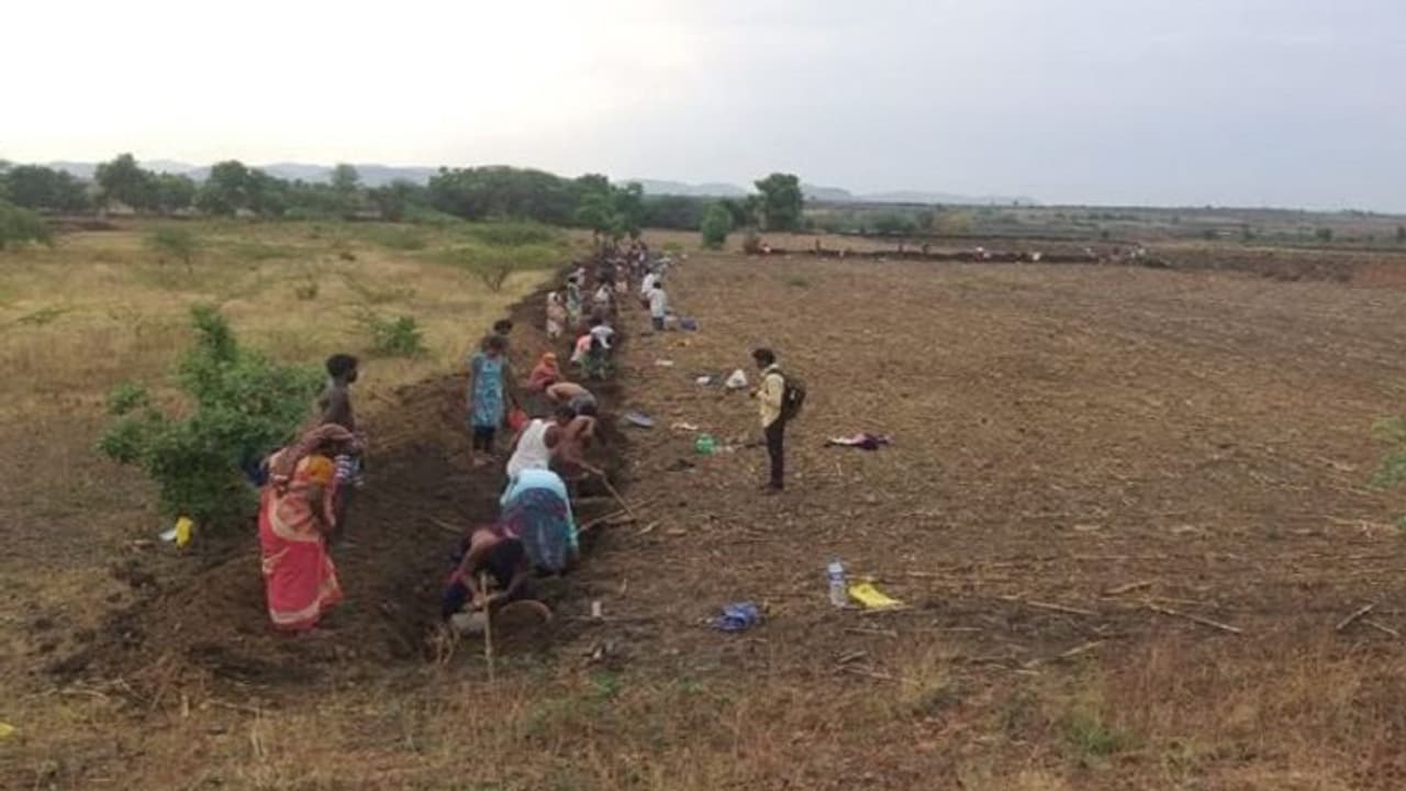 ಕೊರೋನಾದಿಂದ ಸಂಕಷ್ಟ: 'ಉದ್ಯೋಗ ಬಯಸಿ ಬರುವವರೆಗೆಲ್ಲಾ ಕೆಲಸ ಕೊಡಲೇಬೇಕು' ಕೊರೋನಾದಿಂದ ಸಂಕಷ್ಟ: 'ಉದ್ಯೋಗ ಬಯಸಿ ಬರುವವರೆಗೆಲ್ಲಾ ಕೆಲಸ ಕೊಡಲೇಬೇಕು'