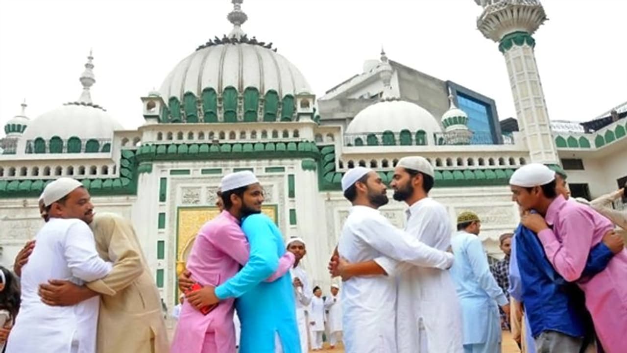 ईद उल फितर: इस्लाम का अर्थ है शांति में प्रवेश करना, जानिए धरती पर कैसे आई कुरान ईद उल फितर: इस्लाम का अर्थ है शांति में प्रवेश करना, जानिए धरती पर कैसे आई कुरान