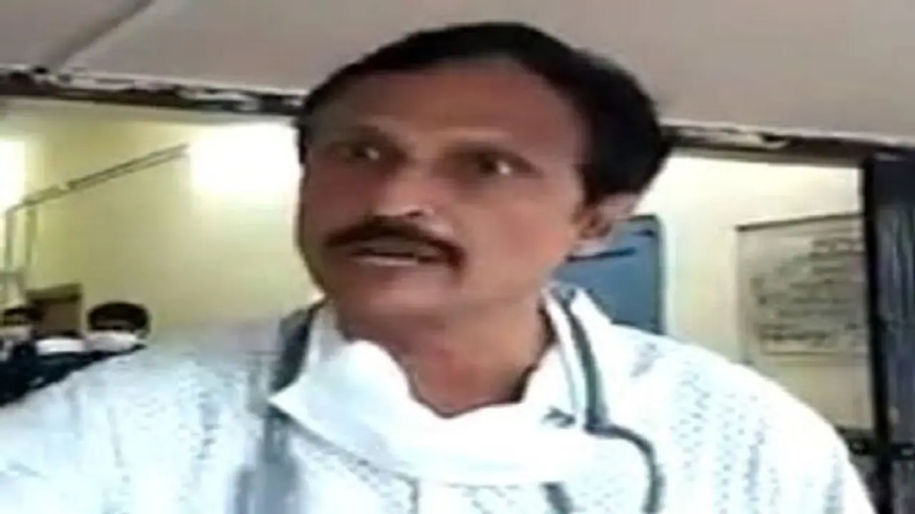 మహిళా పోలీసు చేయి పట్టుకుని తనను వదలాలని ఏడ్చింది: డా. సుధాకర్ మహిళా పోలీసు చేయి పట్టుకుని తనను వదలాలని ఏడ్చింది: డా. సుధాకర్