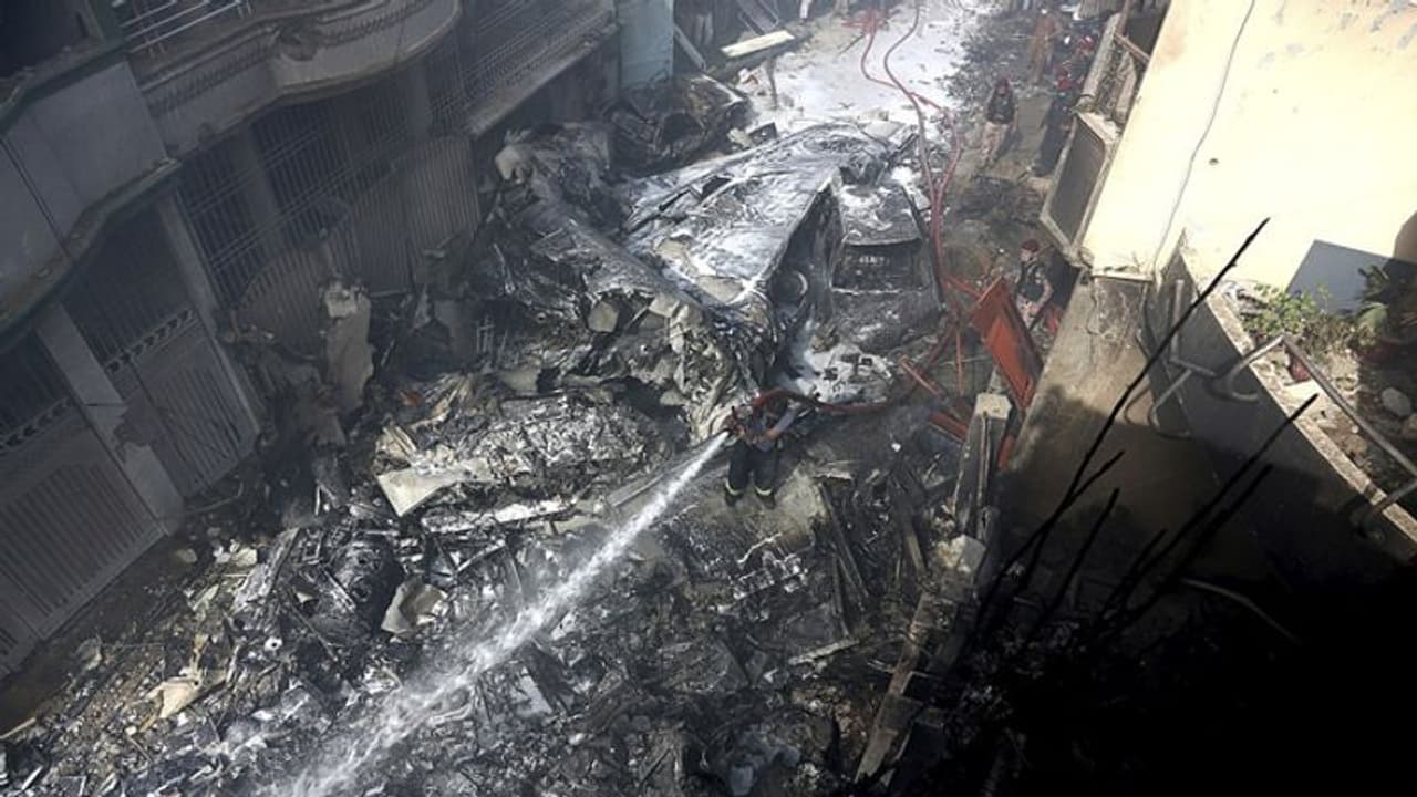 కేరళలో విషాదం: గ్లైడర్ కూలి ఇద్దరు మృతి కేరళలో విషాదం: గ్లైడర్ కూలి ఇద్దరు మృతి