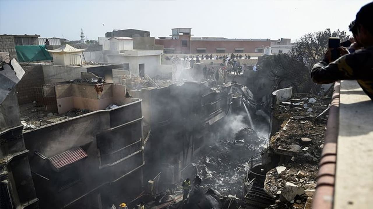 కరోనాపై పైలట్ ముచ్చట్ల వల్లే పాక్ విమాన ప్రమాదం: 97 మంది మృతి బలి కరోనాపై పైలట్ ముచ్చట్ల వల్లే పాక్ విమాన ప్రమాదం: 97 మంది మృతి బలి