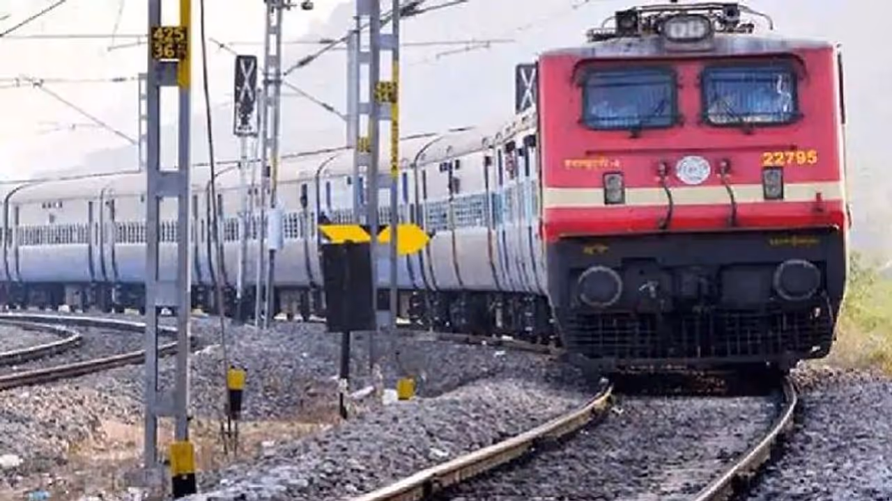 সুখবর, ২ ডিসেম্বর থেকে যাত্রীবাহী ট্রেন পরিষেবা এবার শহরতলি ছাড়িয়ে গ্রামাঞ্চলেও সুখবর, ২ ডিসেম্বর থেকে যাত্রীবাহী ট্রেন পরিষেবা এবার শহরতলি ছাড়িয়ে গ্রামাঞ্চলেও