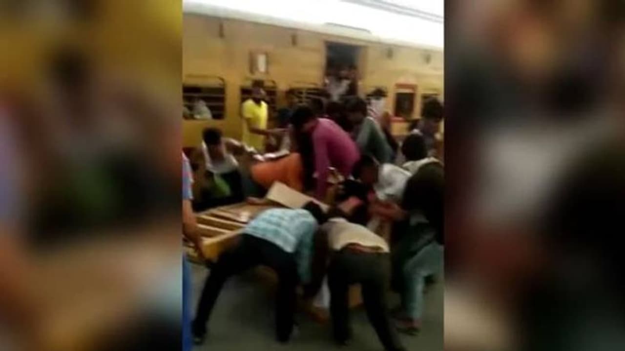 പട്ടിണി! ദില്ലി റെയില്‍വെ സ്റ്റേഷനില്‍ ഭക്ഷണവും വെള്ളവും തട്ടിയെടുത്ത് അതിഥി തൊഴിലാളികള്‍