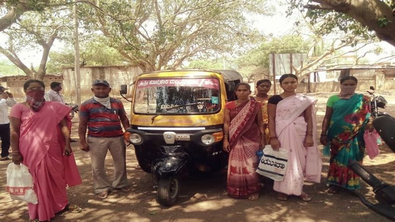 ಹುನಗುಂದ: ಲಾಕ್ಡೌನ್ನಲ್ಲಿ ಗರ್ಭಿಣಿಯರು, ವೃದ್ಧರಿಗೆ ಉಚಿತ ಆಟೋ ಸೇವೆ ಹುನಗುಂದ: ಲಾಕ್ಡೌನ್ನಲ್ಲಿ ಗರ್ಭಿಣಿಯರು, ವೃದ್ಧರಿಗೆ ಉಚಿತ ಆಟೋ ಸೇವೆ