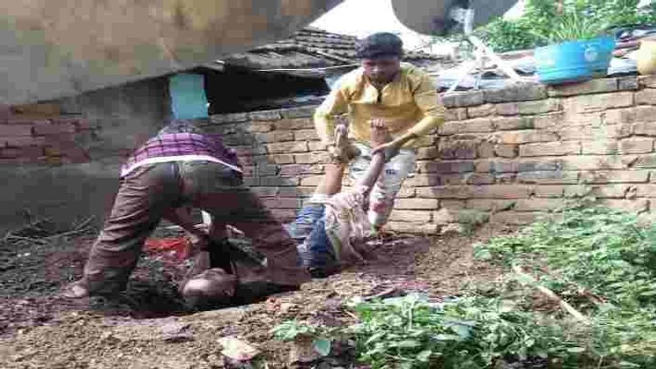 दाह संस्कार करने के लिए नहीं थे पैसे तो घर के आंगन में ही दफना दी लाश, पुलिस ने जमीन खुदवाई फिर... दाह संस्कार करने के लिए नहीं थे पैसे तो घर के आंगन में ही दफना दी लाश, पुलिस ने जमीन खुदवाई फिर...