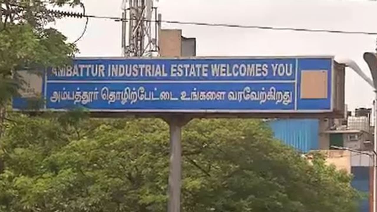 அடுத்தடுத்து தளர்வுகள் அறிவிக்கும் தமிழக அரசு..! நாளை முதல் தொழிற்பேட்டைகளுக்கு அனுமதி..! அடுத்தடுத்து தளர்வுகள் அறிவிக்கும் தமிழக அரசு..! நாளை முதல் தொழிற்பேட்டைகளுக்கு அனுமதி..!