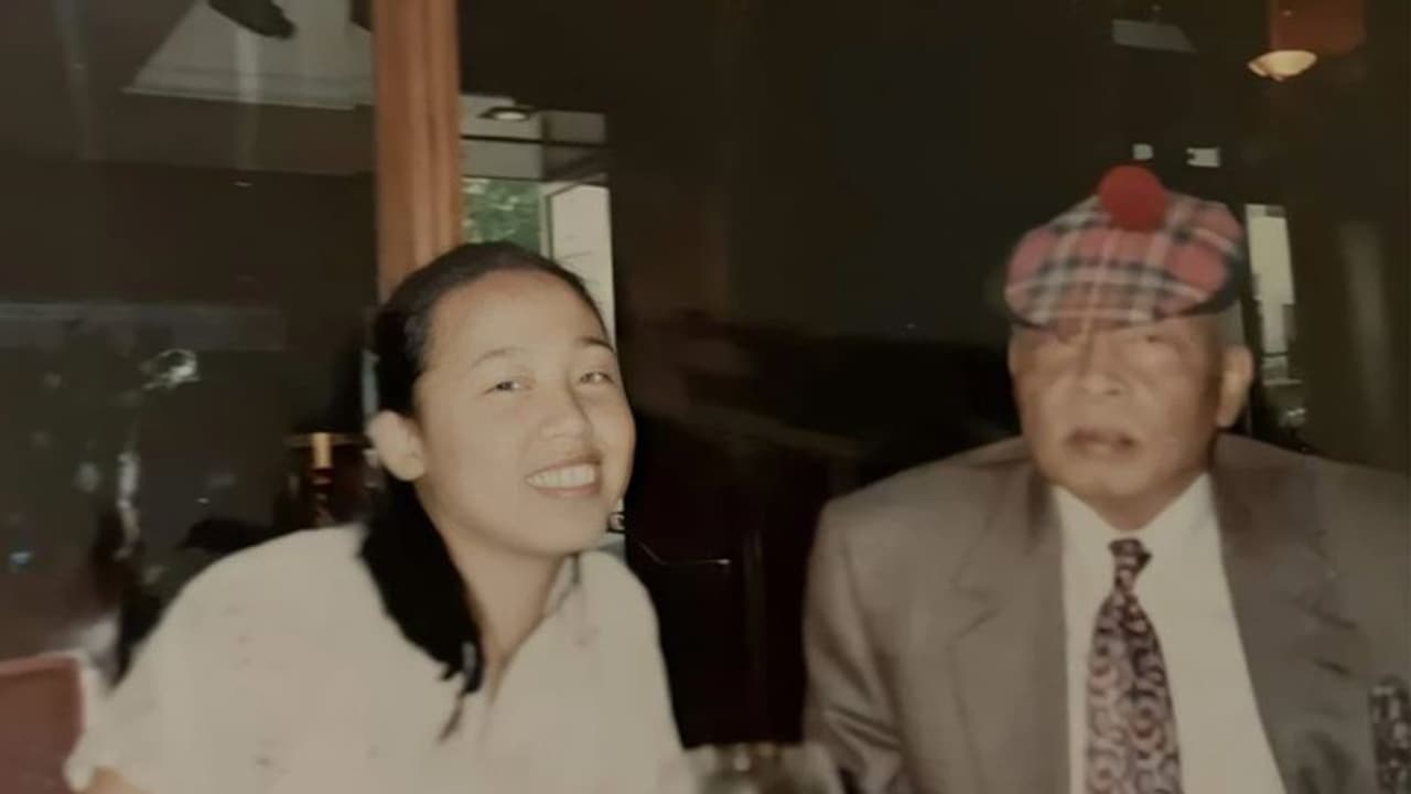 'രാജാവിന് ഒരു നഴ്സിലുണ്ടായ മകളായിരുന്നു ഞാന്, അച്ഛന് രാജാവാണെന്ന് തിരിച്ചറിഞ്ഞ നിമിഷം...' മകളുടെ കുറിപ്പ് 'രാജാവിന് ഒരു നഴ്സിലുണ്ടായ മകളായിരുന്നു ഞാന്, അച്ഛന് രാജാവാണെന്ന് തിരിച്ചറിഞ്ഞ നിമിഷം...' മകളുടെ കുറിപ്പ്