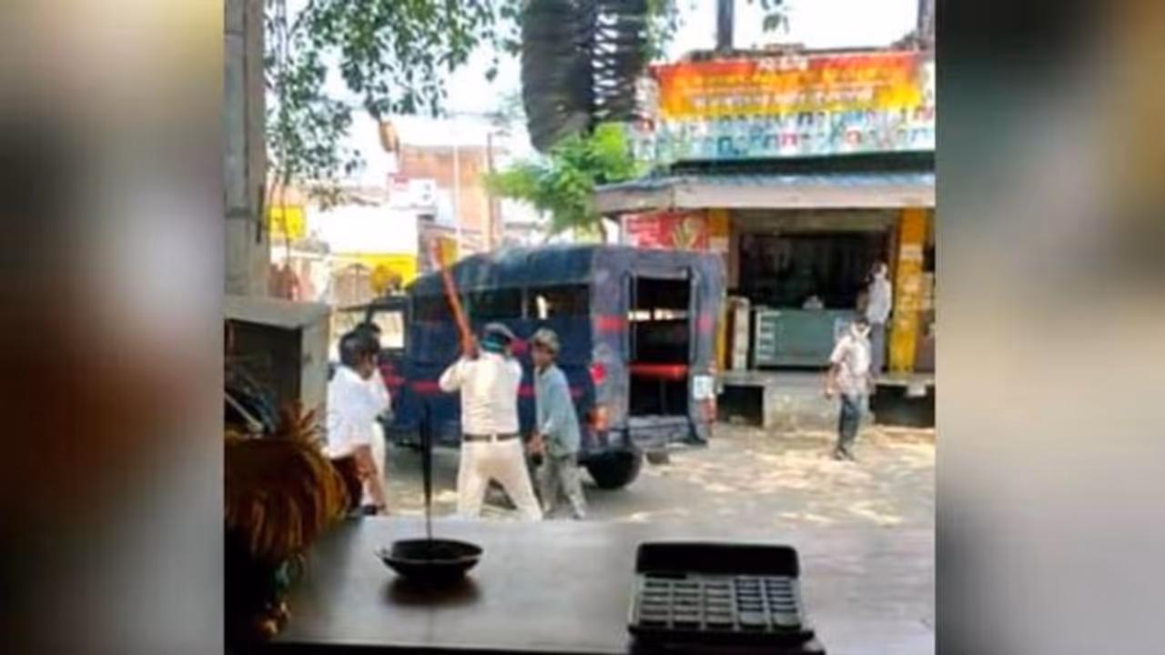 ലാത്തികൊണ്ട് അടിച്ച് നിലത്തുവീഴ്ത്തി, ആളെ തൂക്കിയെടുത്ത് വാനിലിട്ടു; മധ്യപ്രദേശ് പൊലീസിനെതിരെ അന്വേഷണം