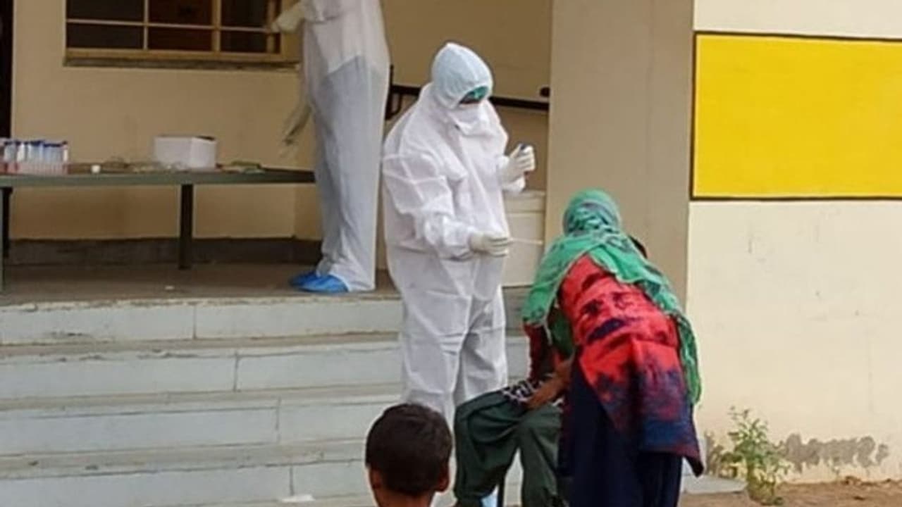 కొత్తగా 99 మందికి పాజిటివ్, నలుగురి మృతి: తెలంగాణలో 3 వేలకు చేరువలో కరోనా కేసులు కొత్తగా 99 మందికి పాజిటివ్, నలుగురి మృతి: తెలంగాణలో 3 వేలకు చేరువలో కరోనా కేసులు