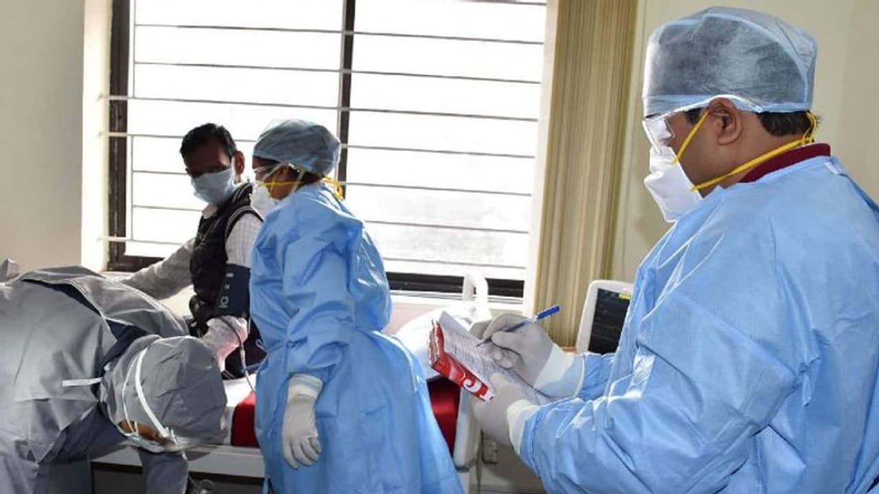 కోయంబేడు, విదేశీ లింకులు: ఏపీపై కరోనా దెబ్బ, మొత్తం 2627కి చేరిన కేసులు కోయంబేడు, విదేశీ లింకులు: ఏపీపై కరోనా దెబ్బ, మొత్తం 2627కి చేరిన కేసులు