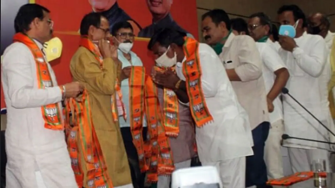 एमपी गजब है: CM शिवराज के सामने उड़ीं सोशल डिस्टेंसिंग की धज्जियां, कमलनाथ भी कर गए एक गलती एमपी गजब है: CM शिवराज के सामने उड़ीं सोशल डिस्टेंसिंग की धज्जियां, कमलनाथ भी कर गए एक गलती