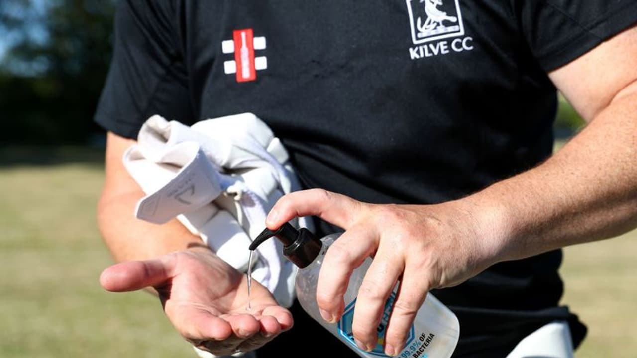 పెరిగిన మద్యం ధరలు: పేదల అవస్థలు.. శానిటైజర్ తాగి ముగ్గురి మృతి పెరిగిన మద్యం ధరలు: పేదల అవస్థలు.. శానిటైజర్ తాగి ముగ్గురి మృతి