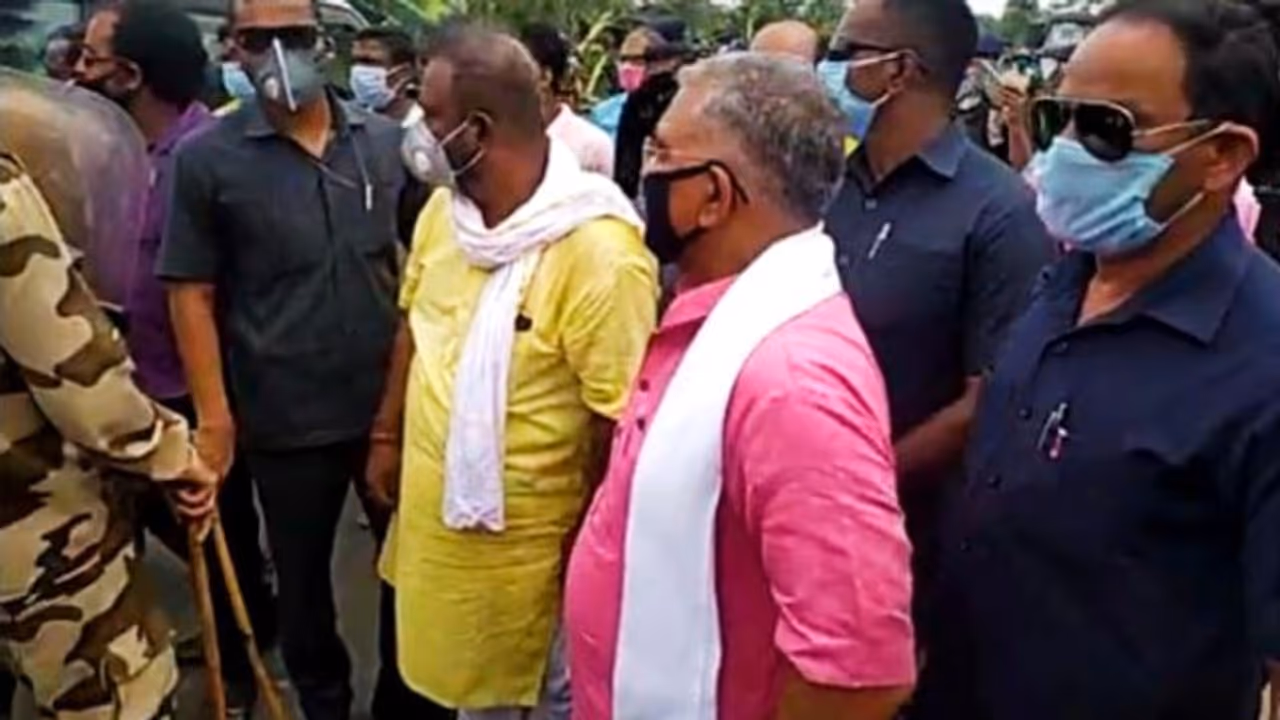 'করোনা আমফান'কে ভয় পাচ্ছেন না, দিলীপ ঘোষকে পাচ্ছেন', হেঁটেই চললেন তমলুক থেকে এগরা 'করোনা আমফান'কে ভয় পাচ্ছেন না, দিলীপ ঘোষকে পাচ্ছেন', হেঁটেই চললেন তমলুক থেকে এগরা