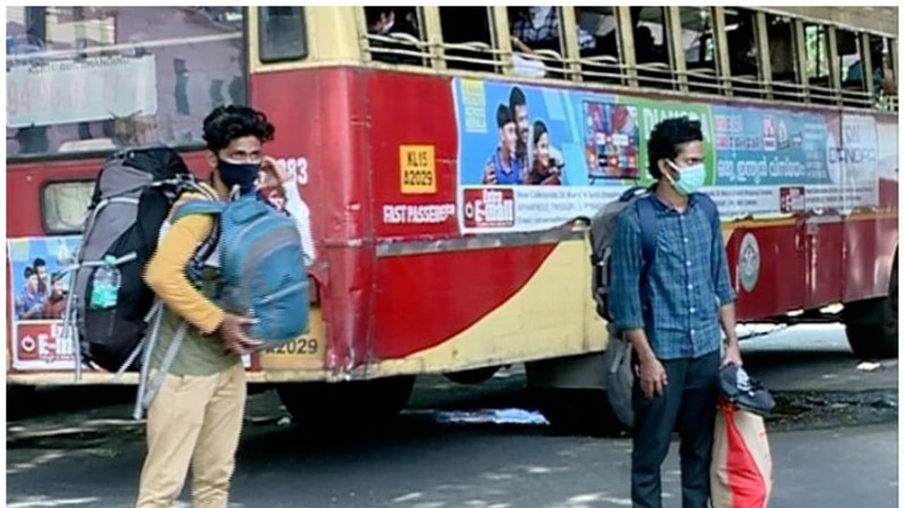 പാതി വഴിയില് എത്തിയപ്പോൾ വാഹനമില്ല; ബെംഗ്ലൂരുവിൽ നിന്നെത്തിയവര് മലപ്പുറത്ത് കുടങ്ങിയത് മൂന്ന് മണിക്കൂര് പാതി വഴിയില് എത്തിയപ്പോൾ വാഹനമില്ല; ബെംഗ്ലൂരുവിൽ നിന്നെത്തിയവര് മലപ്പുറത്ത് കുടങ്ങിയത് മൂന്ന് മണിക്കൂര്