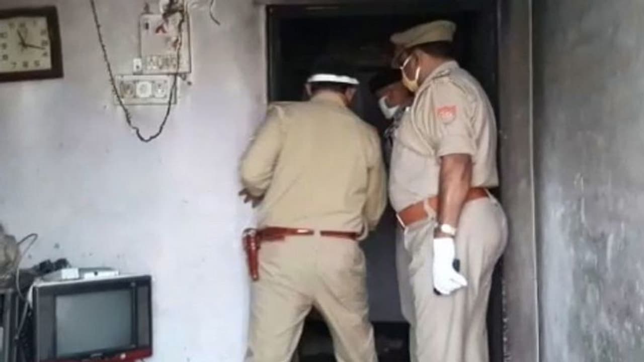 गलत संगत में पड़ गईं थीं बेटियां, नहीं जाना चाह रहीं थीं पति के घर, पिता ने उठाया ये खौफनाक कदम गलत संगत में पड़ गईं थीं बेटियां, नहीं जाना चाह रहीं थीं पति के घर, पिता ने उठाया ये खौफनाक कदम