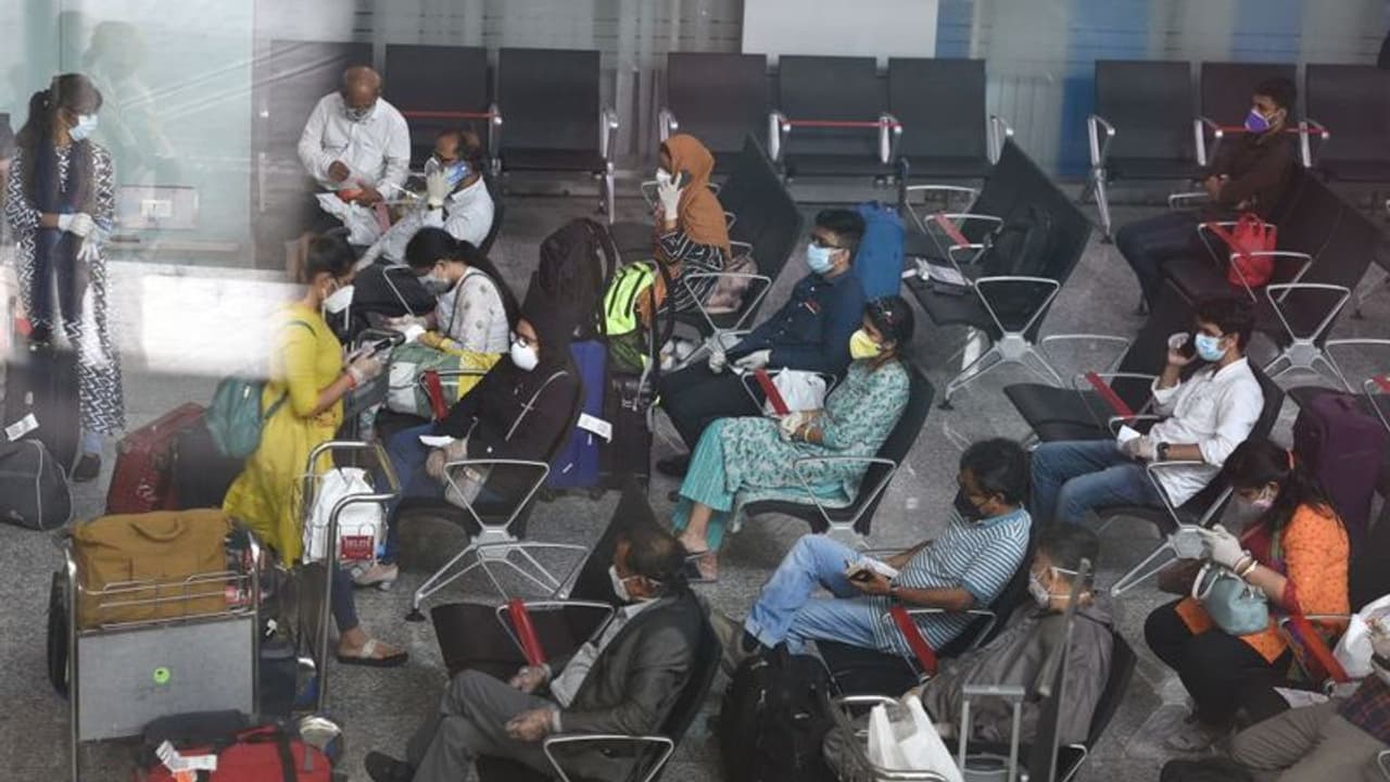 ఢిల్లీలోనే 82 ఫ్లైట్స్ క్యాన్సిల్: ఆందోళనలో ప్రయాణీకులు ఢిల్లీలోనే 82 ఫ్లైట్స్ క్యాన్సిల్: ఆందోళనలో ప్రయాణీకులు