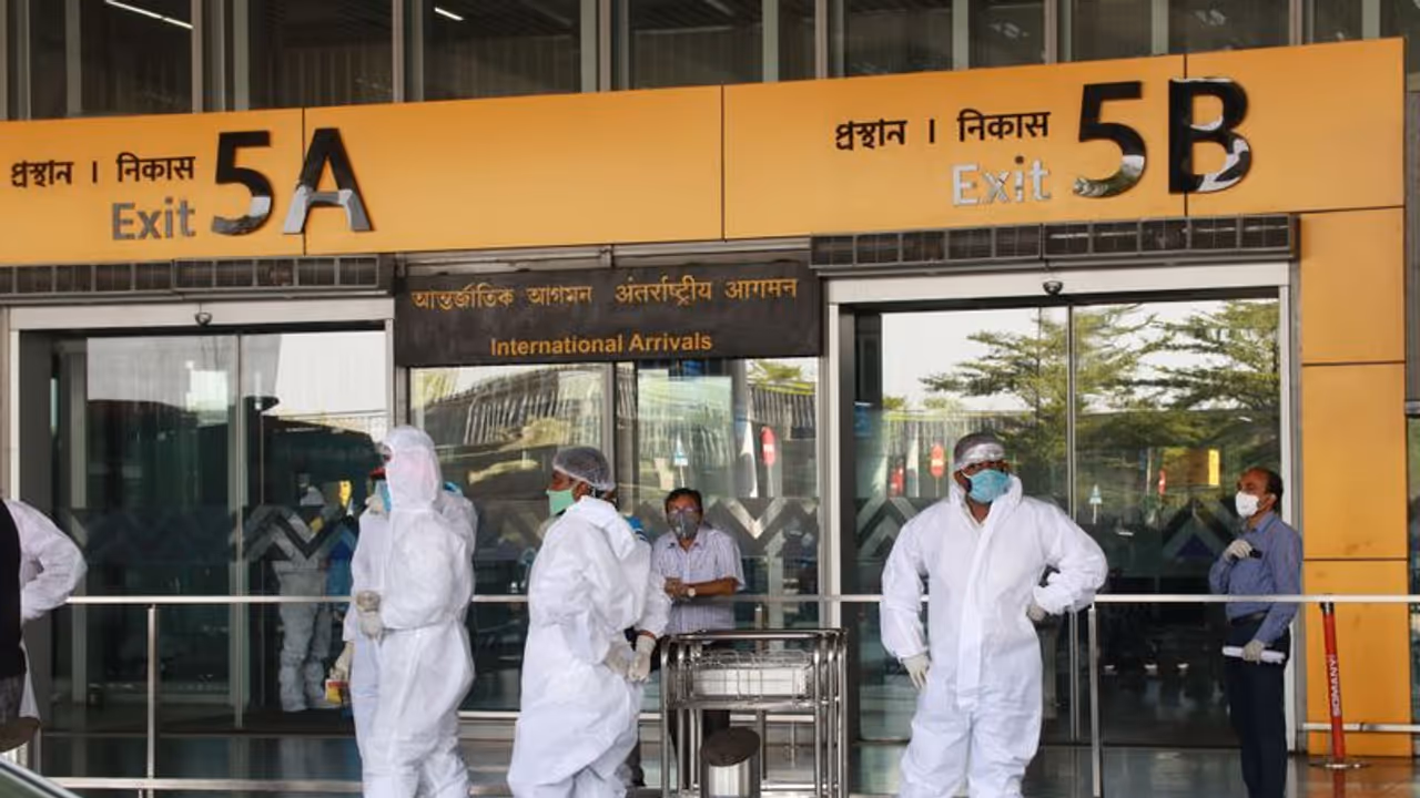 ఇంటర్నేషనల్ ప్యాసింజర్లకు కొత్త రూల్స్.. భారత్లోకి వచ్చే వారికి సడలింపులు ఇంటర్నేషనల్ ప్యాసింజర్లకు కొత్త రూల్స్.. భారత్లోకి వచ్చే వారికి సడలింపులు