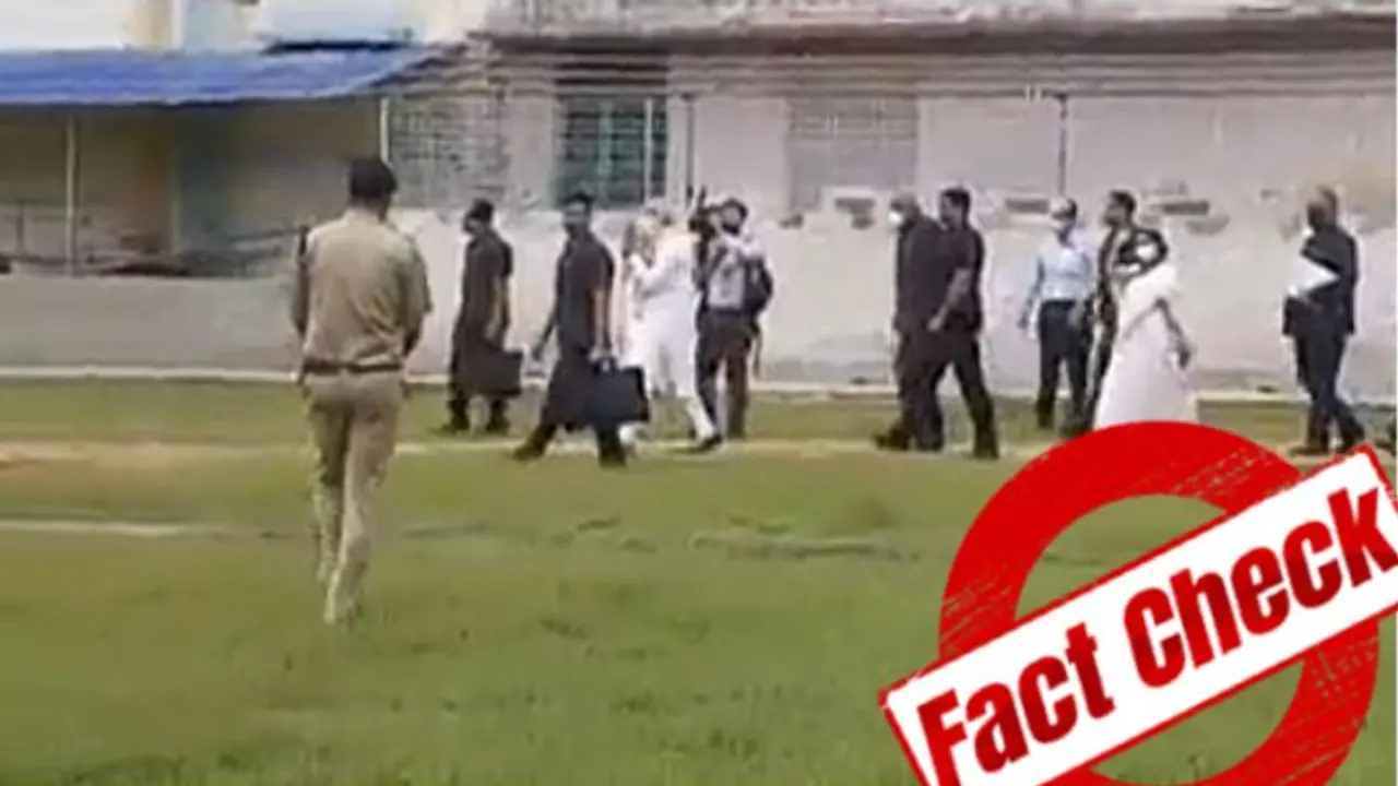 'চৌকিদার চোর হ্যায়', বঙ্গ সফরে এসে মোদীকে কি সত্যিই শুনতে হল এই স্লোগান, ভাইরাল ভিডিও 'চৌকিদার চোর হ্যায়', বঙ্গ সফরে এসে মোদীকে কি সত্যিই শুনতে হল এই স্লোগান, ভাইরাল ভিডিও