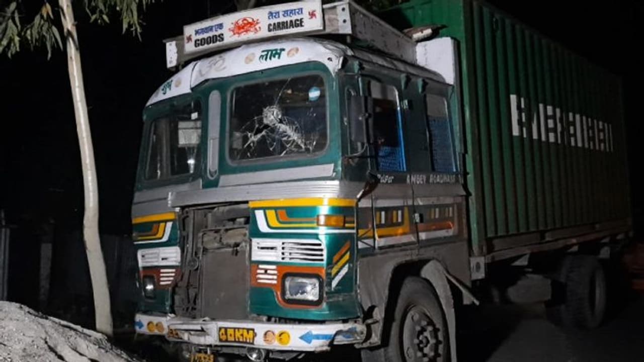 লকডাউন শিথিল হতেই বেপরোয়া লড়ি, ডিভাইডারেই পিষে গিয়ে মর্মান্তিক মৃত্যু ৪ জনের লকডাউন শিথিল হতেই বেপরোয়া লড়ি, ডিভাইডারেই পিষে গিয়ে মর্মান্তিক মৃত্যু ৪ জনের