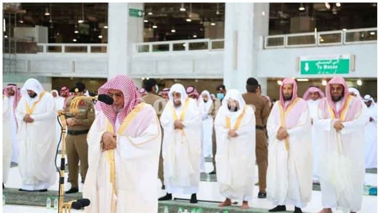 കൊവിഡ് പ്രതിസന്ധിക്കിടെ സുരക്ഷാ മാനദണ്ഡങ്ങള്‍ പാലിച്ച് ഇരുഹറമുകളിലും പെരുന്നാള്‍ നമസ്‌കാരം