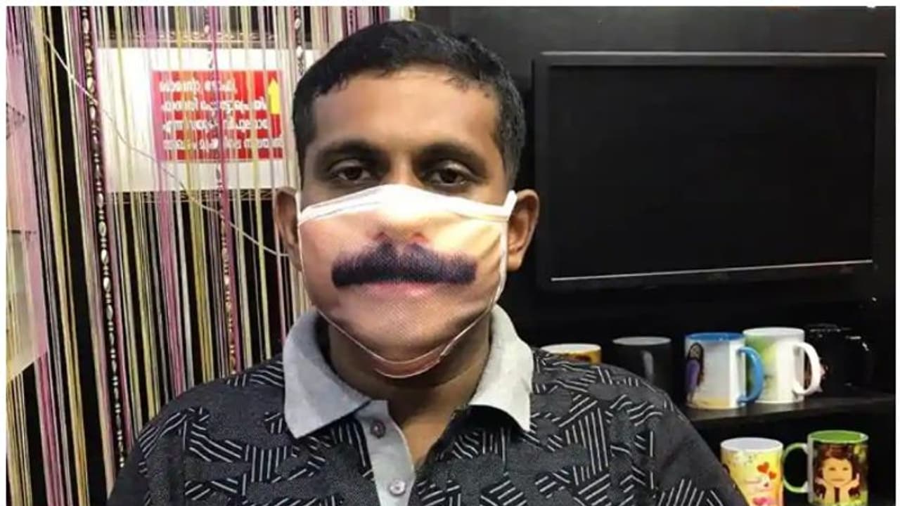 ആളെ തിരിച്ചറിയാത്ത മാസ്കുകള്ക്ക് വിട; 20 മിനിറ്റില് സ്വന്തം മുഖം വ്യക്തമാകുന്ന മാസ്ക് തയ്യാറാക്കി യുവാവ് ആളെ തിരിച്ചറിയാത്ത മാസ്കുകള്ക്ക് വിട; 20 മിനിറ്റില് സ്വന്തം മുഖം വ്യക്തമാകുന്ന മാസ്ക് തയ്യാറാക്കി യുവാവ്