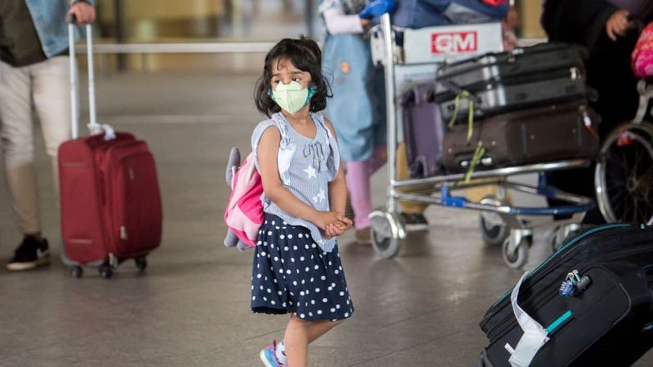 দু'মাস পর দেশে ফের চলল অন্তর্দেশীয় বিমান, মুখে মাস্ক হাতে গ্লাভস পরে হাজির যাত্রীরা দু'মাস পর দেশে ফের চলল অন্তর্দেশীয় বিমান, মুখে মাস্ক হাতে গ্লাভস পরে হাজির যাত্রীরা