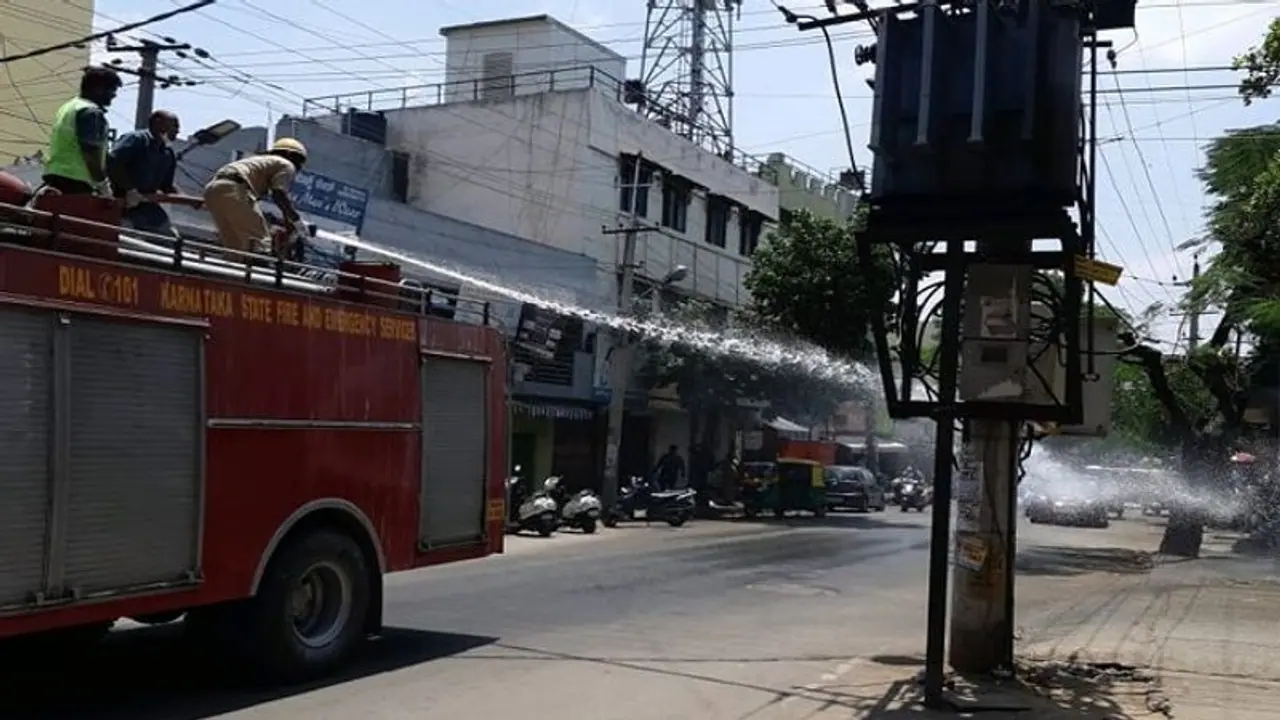 ಕೊರೋನಾ ಕಾಟ: ಬೇಲೂರಿನ ಎಲ್ಲ ವಾರ್ಡ್ಗೂ ಸ್ಯಾನಿಟೈಸರ್ ಸಿಂಪಡಣೆ ಕೊರೋನಾ ಕಾಟ: ಬೇಲೂರಿನ ಎಲ್ಲ ವಾರ್ಡ್ಗೂ ಸ್ಯಾನಿಟೈಸರ್ ಸಿಂಪಡಣೆ