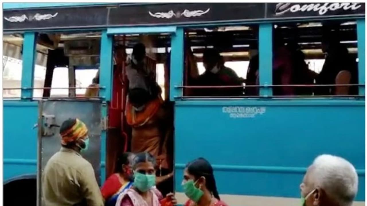 യാത്രക്കാരെ കുത്തി നിറച്ച് സര്‍വ്വീസ്, ബസ് കസ്റ്റഡിയിലെടുത്ത് പൊലീസ്, ജീവനക്കാര്‍ക്കെതിരെയും കേസ്