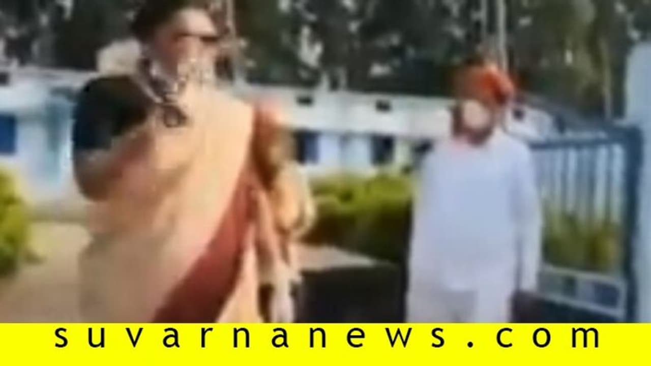 ಕತ್ತಲು ಕೋಣೆಗೊಯ್ದು ಬೆಲ್ಟ್‌ನಲ್ಲಿ ಥಳಿಸೋದು ಗೊತ್ತು: ಅಧಿಕಾರಿಗಳಿಗೆ ಕೇಂದ್ರ ಸಚಿವೆಯ ಧಮ್ಕಿ!