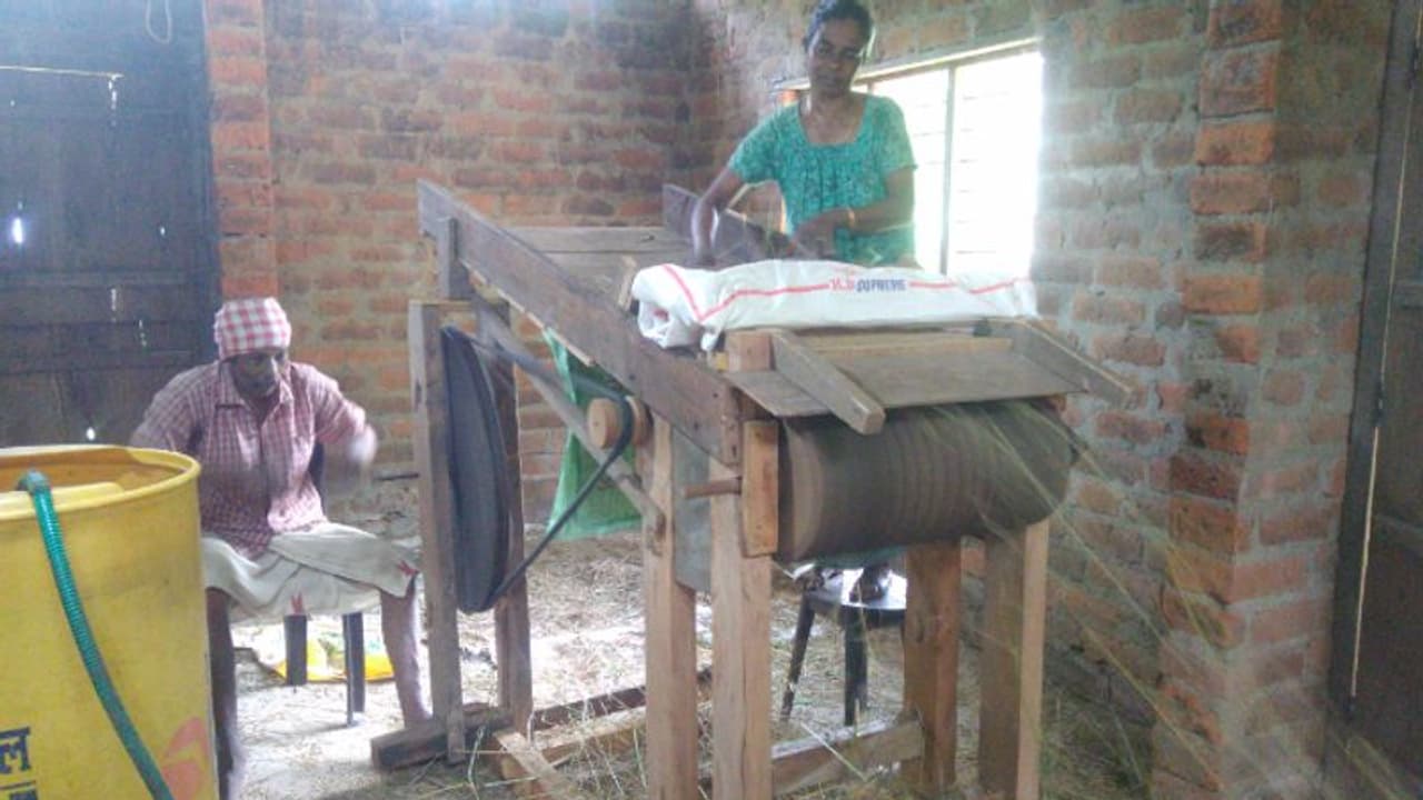 ഇന്ധനം വേണ്ട, അഞ്ച് മിനുട്ടില്‍ 12 കെട്ട് നെല്ല് മെതിച്ചെടുക്കുന്ന വിജയന്‍റെ സ്വന്തം മെതിയന്ത്രം