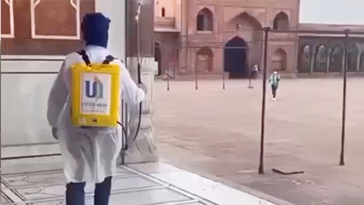 Sikh community warm hearts as volunteers sanitise Jama Masjid for Eid 2020