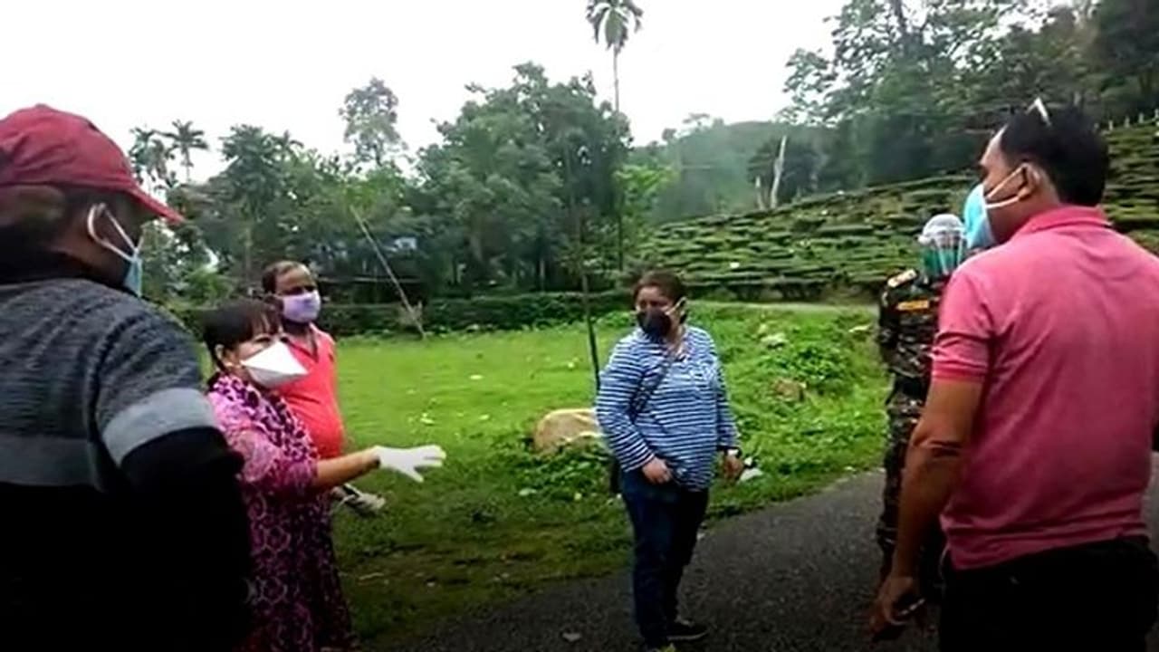 জলপাইগুড়িতে আরও ২ করোনা আক্রান্তের হদিশ, জেলা স্বাস্থ্য দফতরের দিকে উঠল আঙুল জলপাইগুড়িতে আরও ২ করোনা আক্রান্তের হদিশ, জেলা স্বাস্থ্য দফতরের দিকে উঠল আঙুল