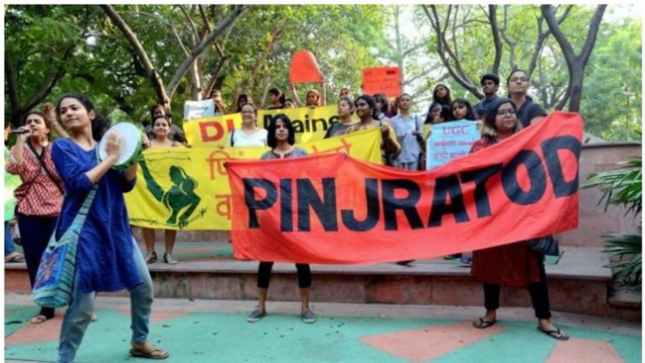 'പിഞ്ജ്റാ തോഡ് ' ആരാണ് ദില്ലി കലാപത്തിന്റെ പേരിൽ പൊലീസ് വേട്ടയാടുന്ന ഈ പെൺകുട്ടികൾ? 'പിഞ്ജ്റാ തോഡ് ' ആരാണ് ദില്ലി കലാപത്തിന്റെ പേരിൽ പൊലീസ് വേട്ടയാടുന്ന ഈ പെൺകുട്ടികൾ?