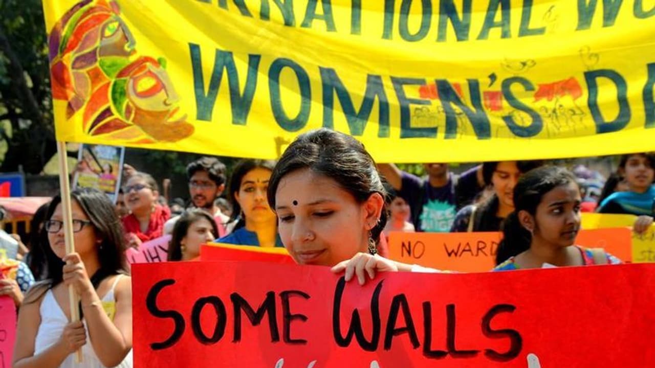 చీకటి అంచున వెండి మెరుపులు భూమి పుత్రికలు చీకటి అంచున వెండి మెరుపులు భూమి పుత్రికలు