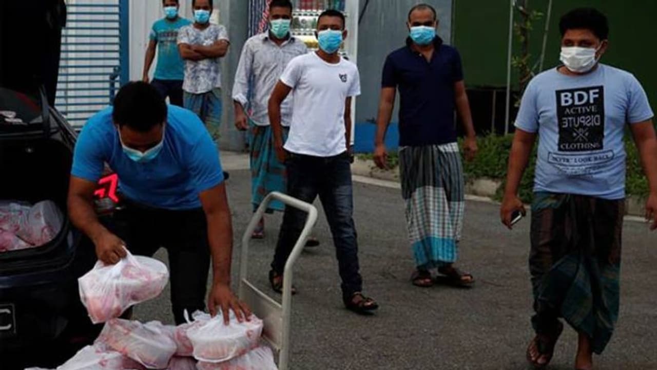 ക്വാറന്റൈനിലുള്ള കുടിയേറ്റ തൊഴിലാളികള്ക്ക് പെരുന്നാളിന് ബിരിയാണി വിളമ്പി സിങ്കപ്പൂരിലെ വ്യവസായി ക്വാറന്റൈനിലുള്ള കുടിയേറ്റ തൊഴിലാളികള്ക്ക് പെരുന്നാളിന് ബിരിയാണി വിളമ്പി സിങ്കപ്പൂരിലെ വ്യവസായി