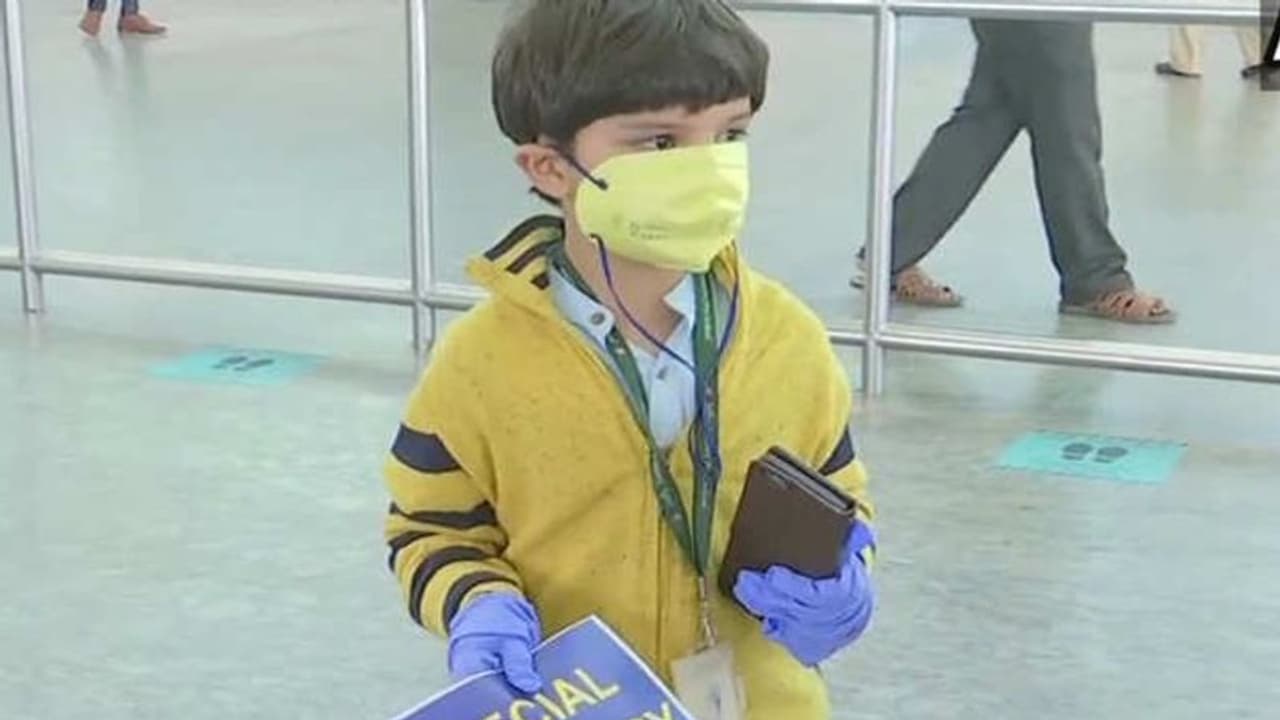 3 महीने से मां से दूर था 5 साल का ये बच्चा, उड़ानें शुरू हुईं तो अकेले सफर कर पहुंचा बेंगलुरु 3 महीने से मां से दूर था 5 साल का ये बच्चा, उड़ानें शुरू हुईं तो अकेले सफर कर पहुंचा बेंगलुरु