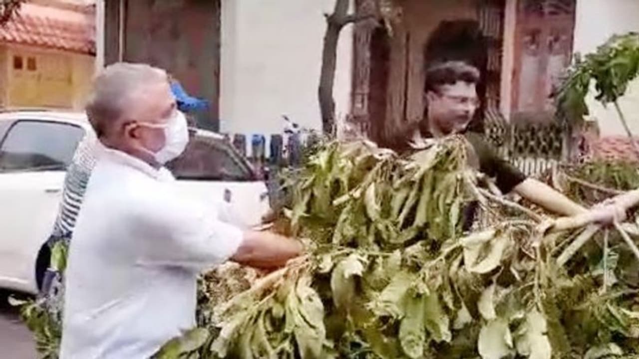 কর্মীদের নিয়ে সল্টলেকে দা হাতে রাস্তায় দিলীপ ঘোষ, হতবাক এলাকাবাসী