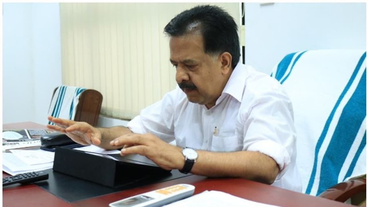 മണൽ കൊള്ളയുടെ യഥാർത്ഥ വില്ലൻ ആരാണ്? സർക്കാരിന് 'പബ്ലിസിറ്റി ക്രെയ്സ്' എന്നും ചെന്നിത്തല മണൽ കൊള്ളയുടെ യഥാർത്ഥ വില്ലൻ ആരാണ്? സർക്കാരിന് 'പബ്ലിസിറ്റി ക്രെയ്സ്' എന്നും ചെന്നിത്തല