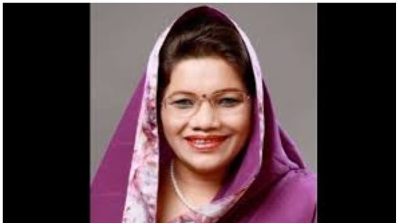 'ബെല്റ്റ് കൊണ്ടടിക്കും'; ഉദ്യോഗസ്ഥര്ക്ക് കേന്ദ്രമന്ത്രിയുടെ ഭീഷണി 'ബെല്റ്റ് കൊണ്ടടിക്കും'; ഉദ്യോഗസ്ഥര്ക്ക് കേന്ദ്രമന്ത്രിയുടെ ഭീഷണി