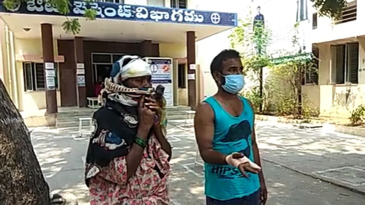 వార్డు వాలంటీర్ అరాచకం.. తల్లీకొడుకులపై స్నేహితులతో కలిసి దాడి వార్డు వాలంటీర్ అరాచకం.. తల్లీకొడుకులపై స్నేహితులతో కలిసి దాడి