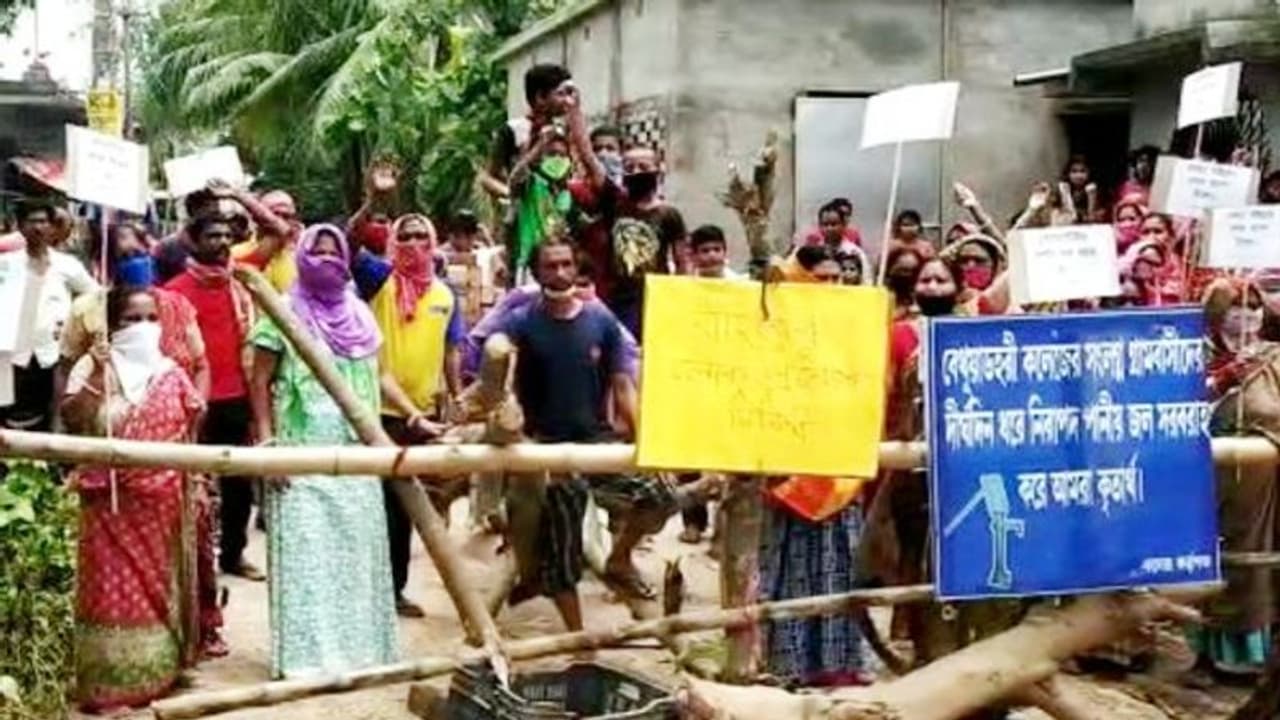 কলেজে পরিযায়ী শ্রমিকদের কোয়ারেন্টাইন সেন্টার, খবর পেতেই রাস্তা আটকাল এলাকাবাসী কলেজে পরিযায়ী শ্রমিকদের কোয়ারেন্টাইন সেন্টার, খবর পেতেই রাস্তা আটকাল এলাকাবাসী