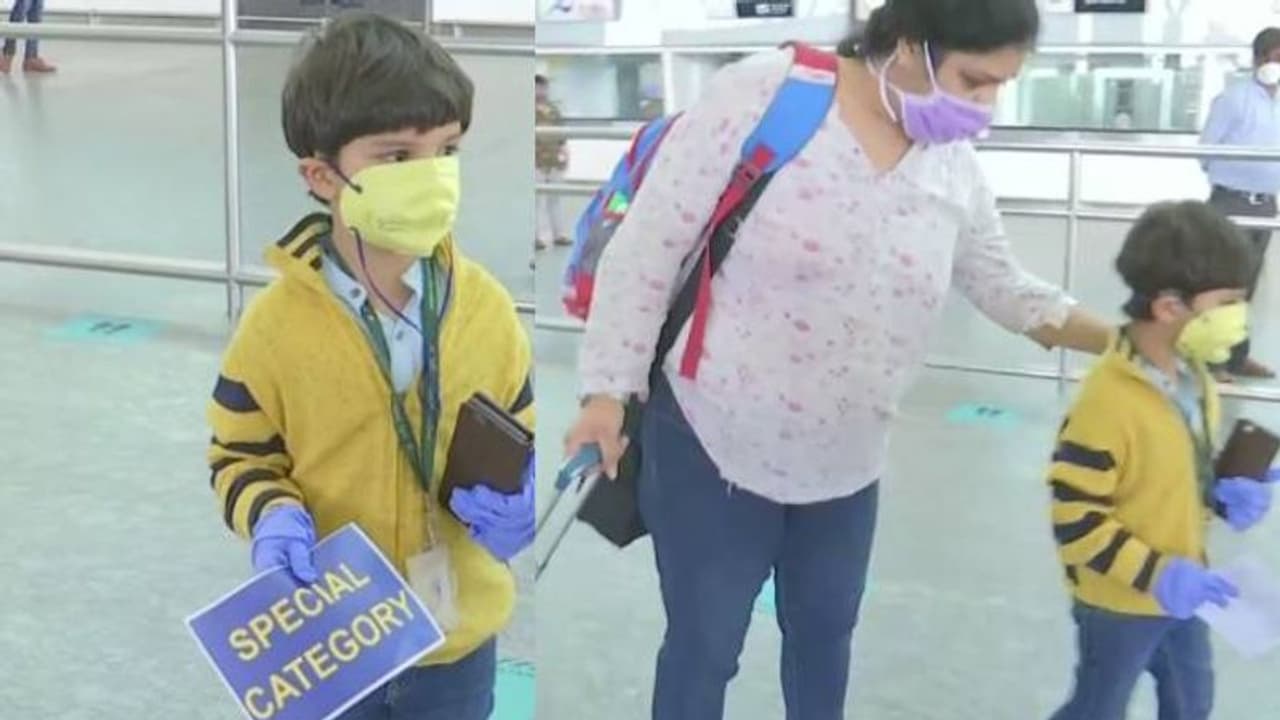 മൂന്നുമാസത്തെ കാത്തിരിപ്പിനൊടുവിൽ അമ്മയെ കാണാന്‍ ഒറ്റയ്ക്ക് പറന്നെത്തി അഞ്ച് വയസ്സുകാരൻ