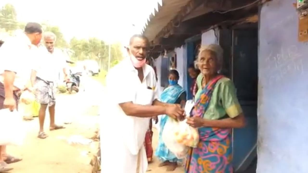 നിര്‍ധനര്‍ക്ക് സ്വന്തം ചെലവില്‍ അവശ്യസാധനങ്ങള്‍ എത്തിക്കുന്ന വാര്‍ഡ് മെമ്പര്‍; ശാന്തന്‍പാറയിലെ മുരുകനെ അറിയാം