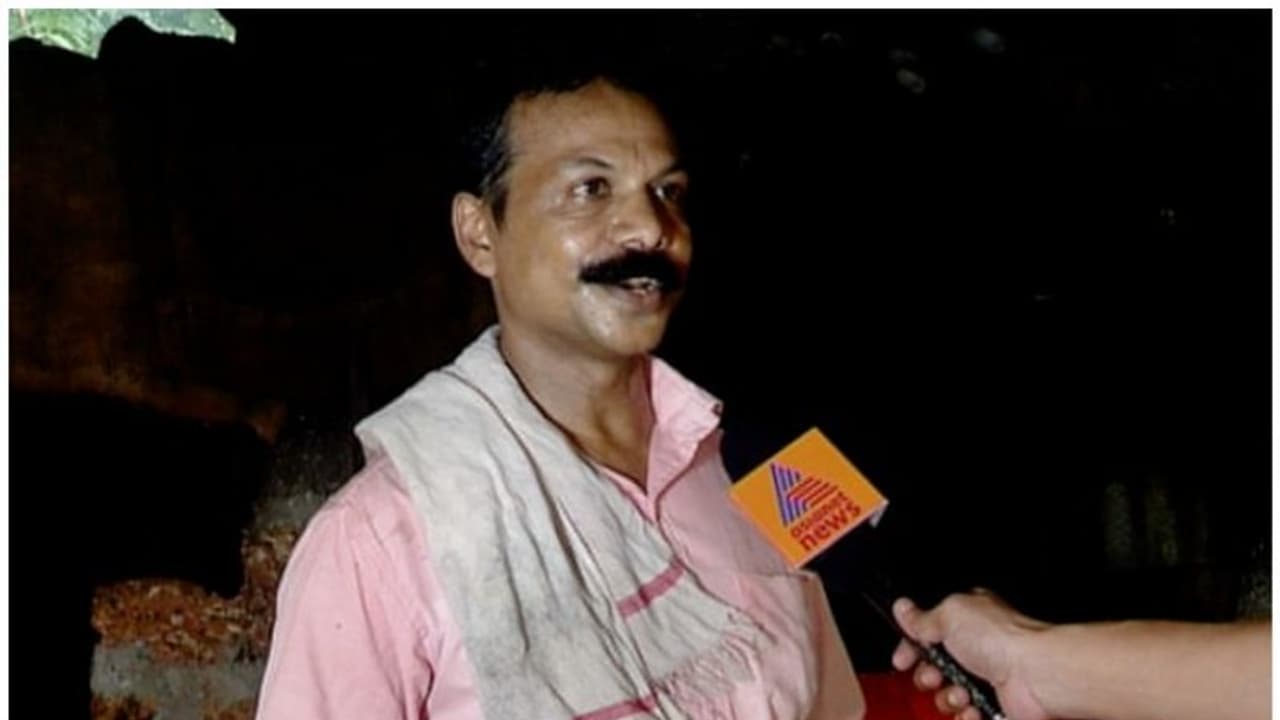 ലോക്ക് ഡൗണില് വരുമാനമില്ല; കൊപ്രാ കളത്തില് ജോലിയെടുത്ത് സംവിധായകന് ലോക്ക് ഡൗണില് വരുമാനമില്ല; കൊപ്രാ കളത്തില് ജോലിയെടുത്ത് സംവിധായകന്