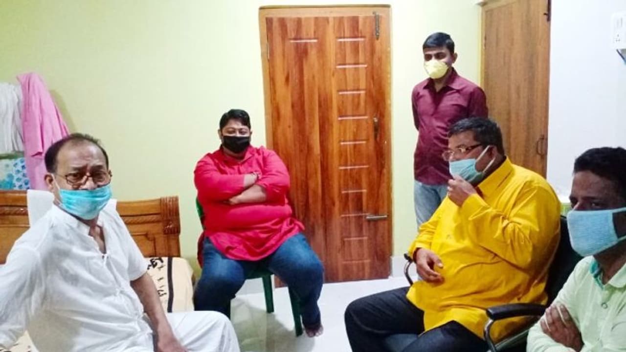 তৃণমূল নেতার সঙ্গে বিজেপির বৈঠক, জলপাইগুড়িতে নয়া রাজনীতির জল্পনা তৃণমূল নেতার সঙ্গে বিজেপির বৈঠক, জলপাইগুড়িতে নয়া রাজনীতির জল্পনা