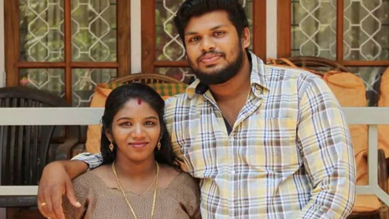 दूसरी शादी के लिए हैवान बना सुहाग,पत्नी पर फेंका जहरीला सांप: वो डंसता रहा और पति देखता रहा, ऐसे हुआ खुलासा दूसरी शादी के लिए हैवान बना सुहाग,पत्नी पर फेंका जहरीला सांप: वो डंसता रहा और पति देखता रहा, ऐसे हुआ खुलासा