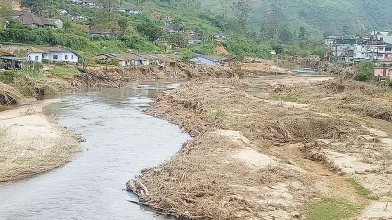 കാലവര്ഷം പടിവാതിലില്; മണ്ണും മാലിന്യവും നിറഞ്ഞ് സ്വാഭാവിക ഒഴുക്ക് നഷ്ടപ്പെട്ട് മുതിരപുഴയാര് കാലവര്ഷം പടിവാതിലില്; മണ്ണും മാലിന്യവും നിറഞ്ഞ് സ്വാഭാവിക ഒഴുക്ക് നഷ്ടപ്പെട്ട് മുതിരപുഴയാര്