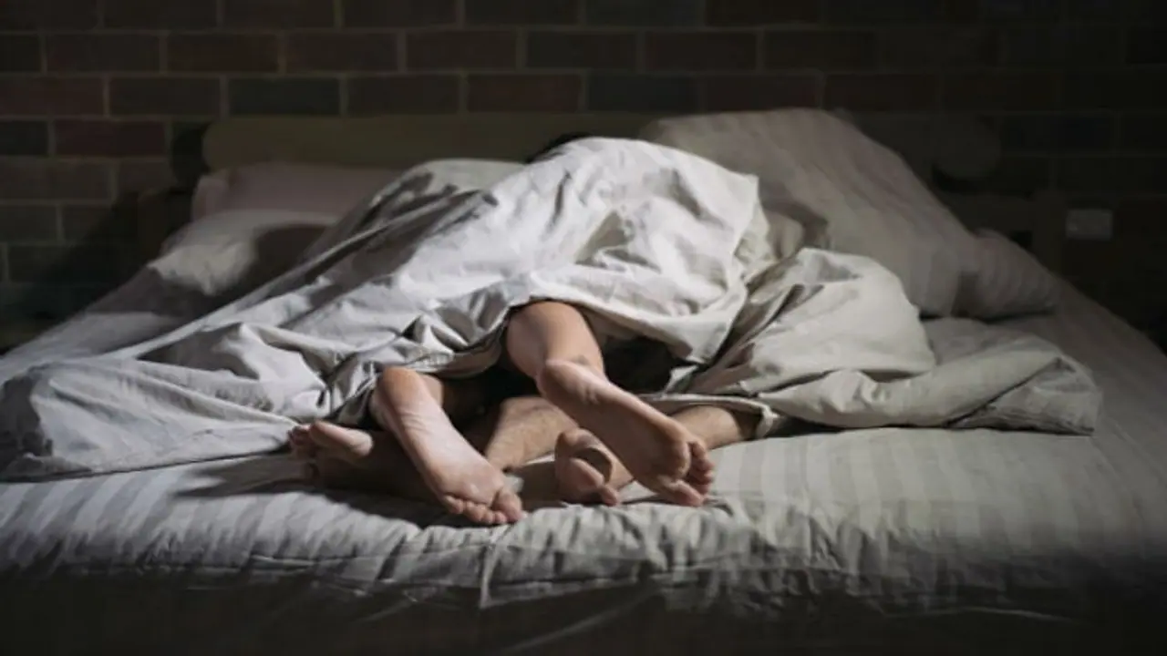 জেলের মধ্যে বন্দি যুবকের সঙ্গে সঙ্গম মহিলা কারারক্ষীর, পরিণামে হতে হল গ্রেফতার জেলের মধ্যে বন্দি যুবকের সঙ্গে সঙ্গম মহিলা কারারক্ষীর, পরিণামে হতে হল গ্রেফতার