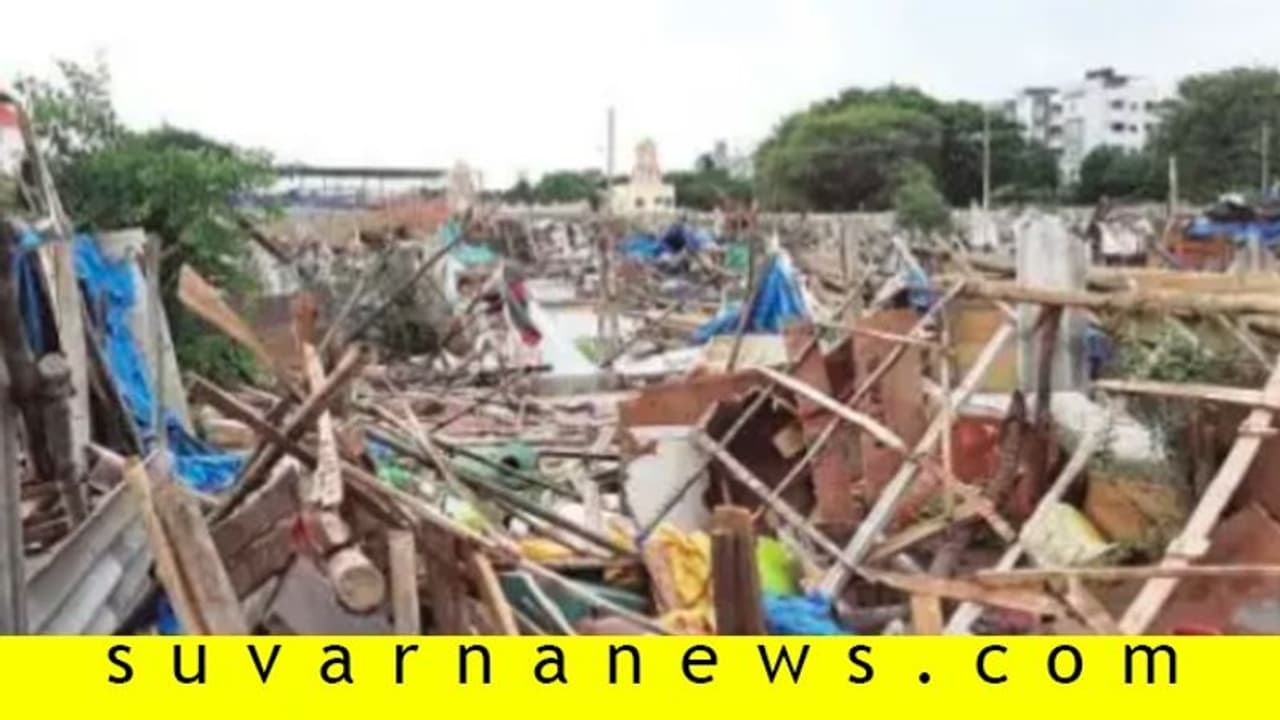 ತವರಿನಿಂದ ಬಂದವರಿಗೆ ಶಾಕ್‌: ಕೂಲಿ ಕಾರ್ಮಿಕರ 30 ಗುಡಿಸಲಿಗೆ ಬೆಂಕಿ!